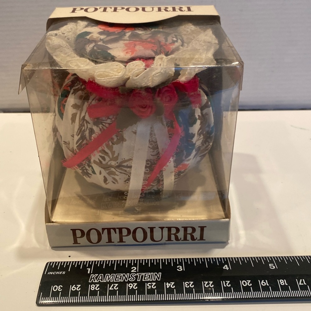 NWOT Potpourri Floral Fabric Decorative Ball